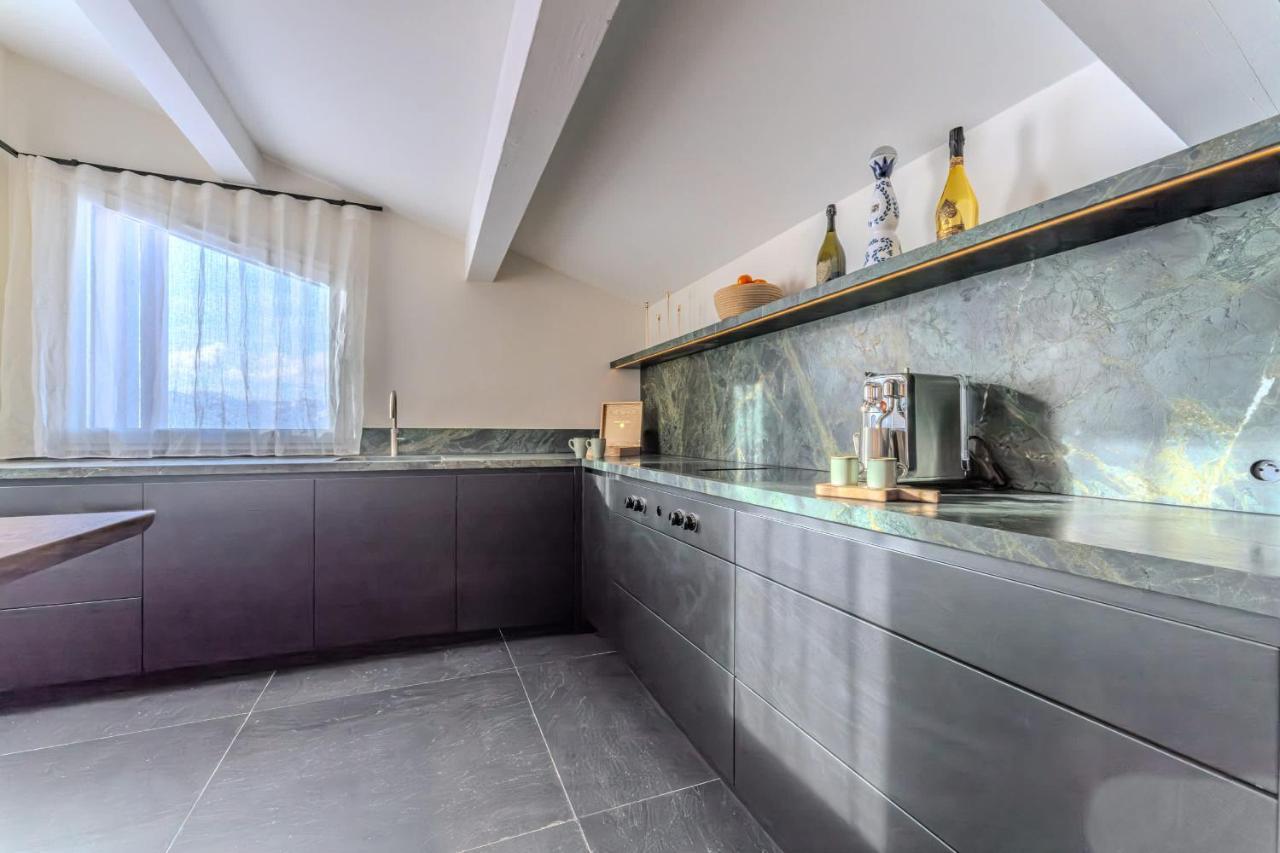 Luxury Penthouse with Mountain View & Fireplace – billede 5