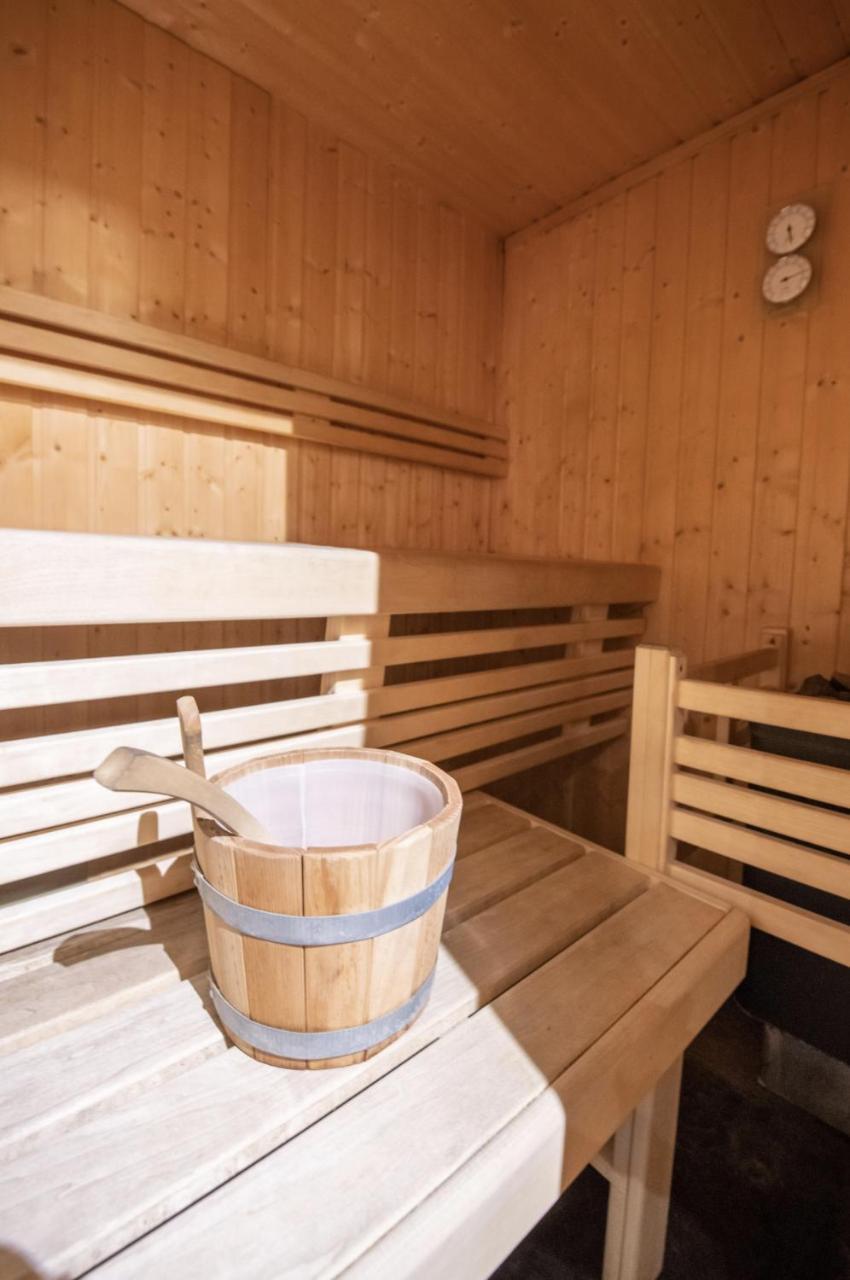 Chalet Magique - Luxury Catered Chalet - 4 En-Suite Bedrooms - Sauna - Private Home Cinema - Ideal Location in Center of Alpe D'huez - 10 People - billede 4