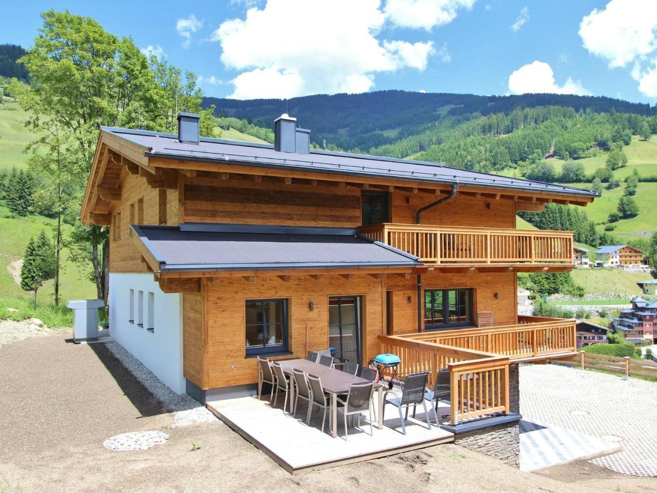 Chalet in Saalbach by Ski Lift & Slopes – billede 1