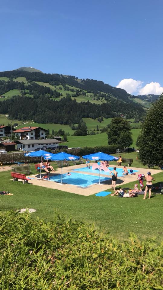 Sommarsemester i Westendorf: Poolutsikt