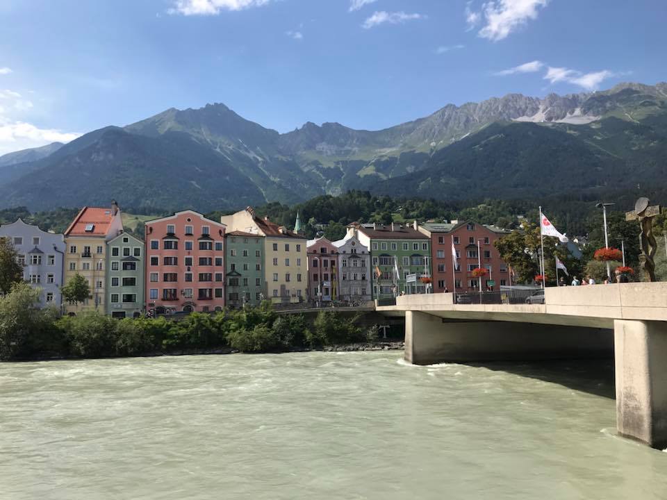 Sommarsemester i Westendorf: flod och stadsbild