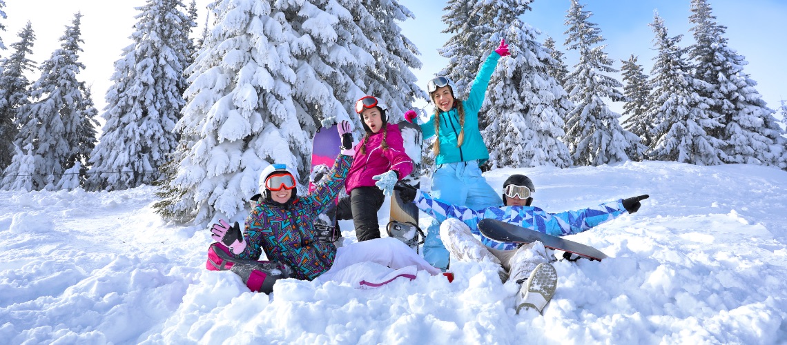 Barn och ungdomar på skidor skidåkning-austria-children-ungdom