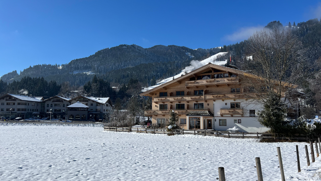 Hotell Alpenhof Kitzbuehel (8) Hotel Alpenhof Kitzbuehel med snötäckt fält