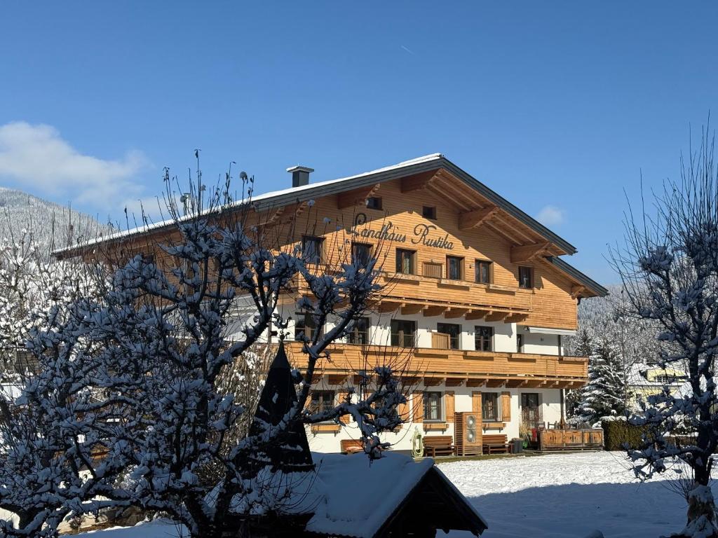 Rustikt hus på landet