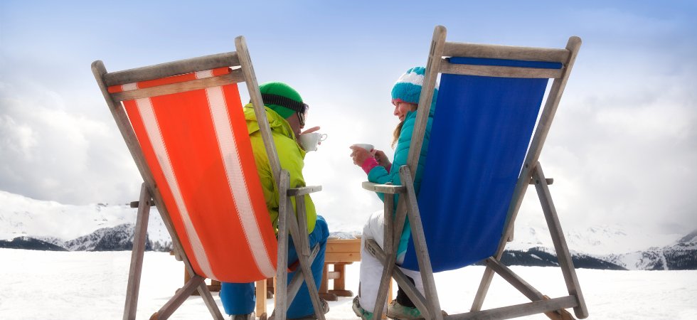 Skidsemester i Saalbach - Par i stolar med kaffe och kakao