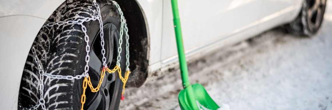 Kom ihåg snökedjor och annan säkerhetsutrustning för bilen på skidsemestern