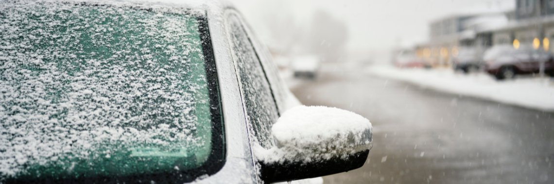 Transport för din skidsemester - bil med snö på