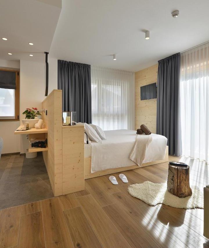 Alpine with balcony (2 Twin Beds or 1 Queen Bed) – Valtellina