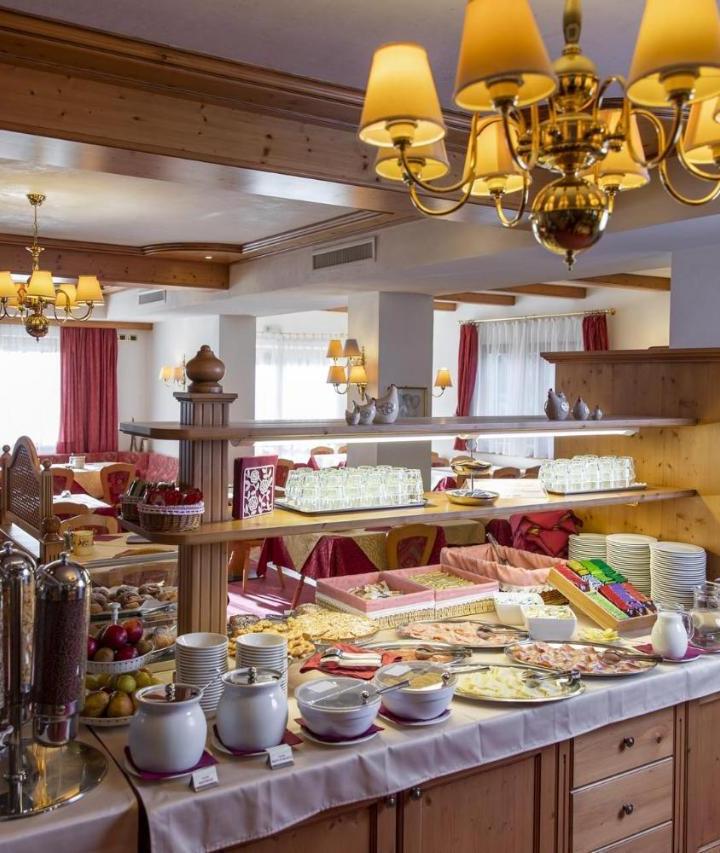 Quadruple Room (2 single beds and 1 large bed or 4 single beds) - Free WiFi – Hotel Cristallo