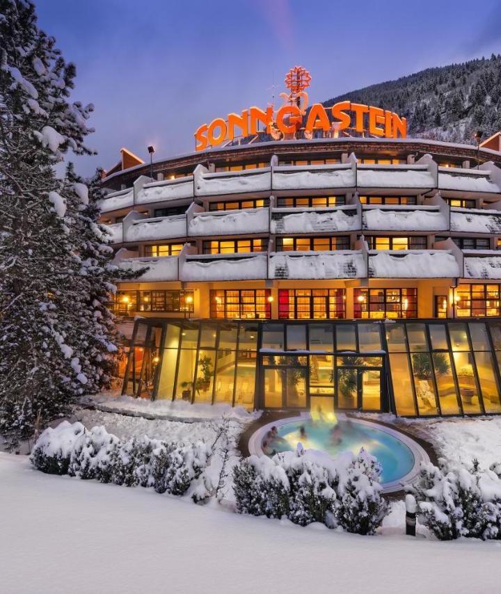 Family Junior Suite (1 single bed and 1 sofa bed and 1 large bed) - Free WiFi – Familotel Sonngastein