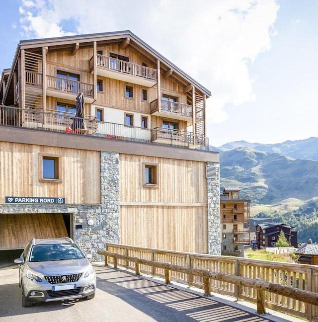 Apartment in Les Menuires with SPA & Ski Access