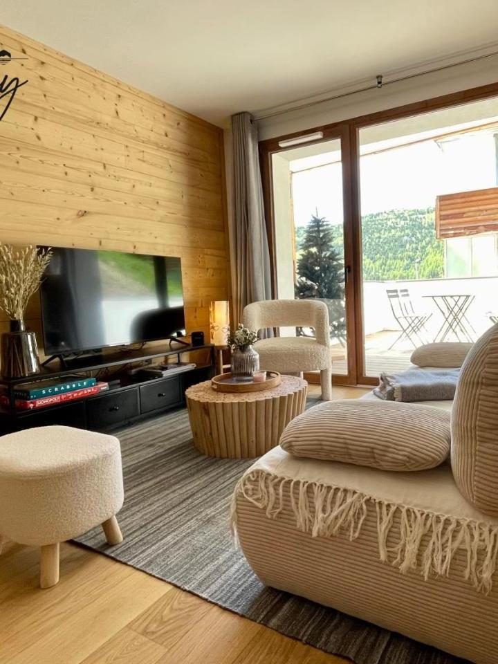 Two-Bedroom Apartment with Terrace (2 single beds and 1 bunk bed) - Free WiFi – Homency - Residence Fermes de L'alpe D102