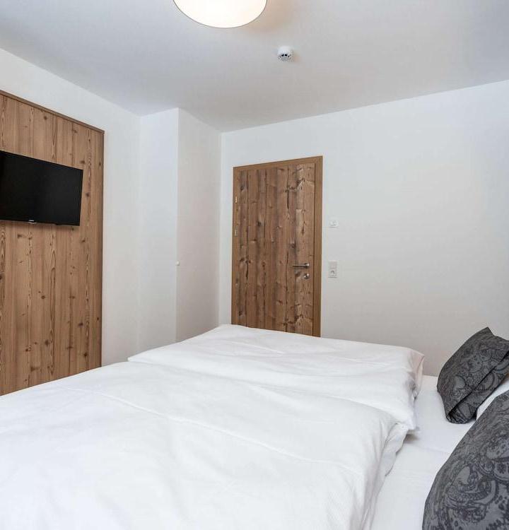 Comfort Chalet, 4 Bedrooms (1 Twin Bunk Bed, 1 Double Sofa Bed, 2 Twin Beds, 2 Large Twin Beds and 1 Twin Murphy Bed) – Luxury Chalet in Saalbach-Hinterglemm with Sauna