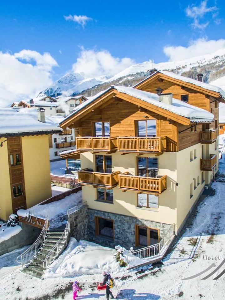 Superior Double or Twin Room with Terrace (1 large bed or 2 single beds) - Free WiFi – Le Alpi