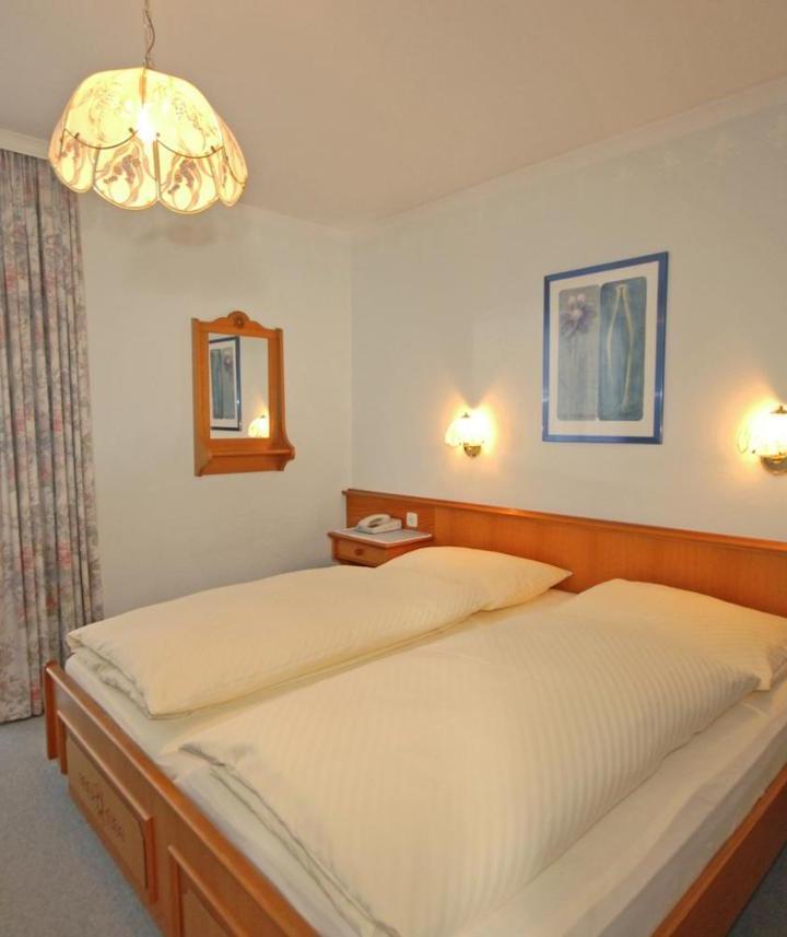 Triple Room (1 single bed and 1 large bed) - Free WiFi – Pension Riedlsperger