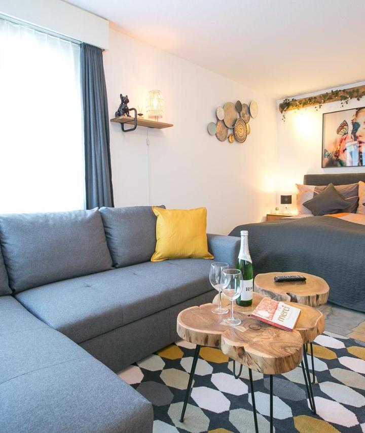 Two-Bedroom Apartment (1 sofa bed and 1 large bed) - Free WiFi – Spirit Apartments - Studio 1 Und 2 - Kuche - Parkplatz