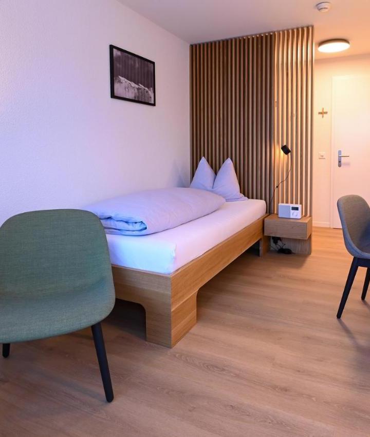 Budget Double Room with Shared Bathroom (2 single beds or 1 large bed) - Free WiFi – Hotel St. Josefshaus Engelberg