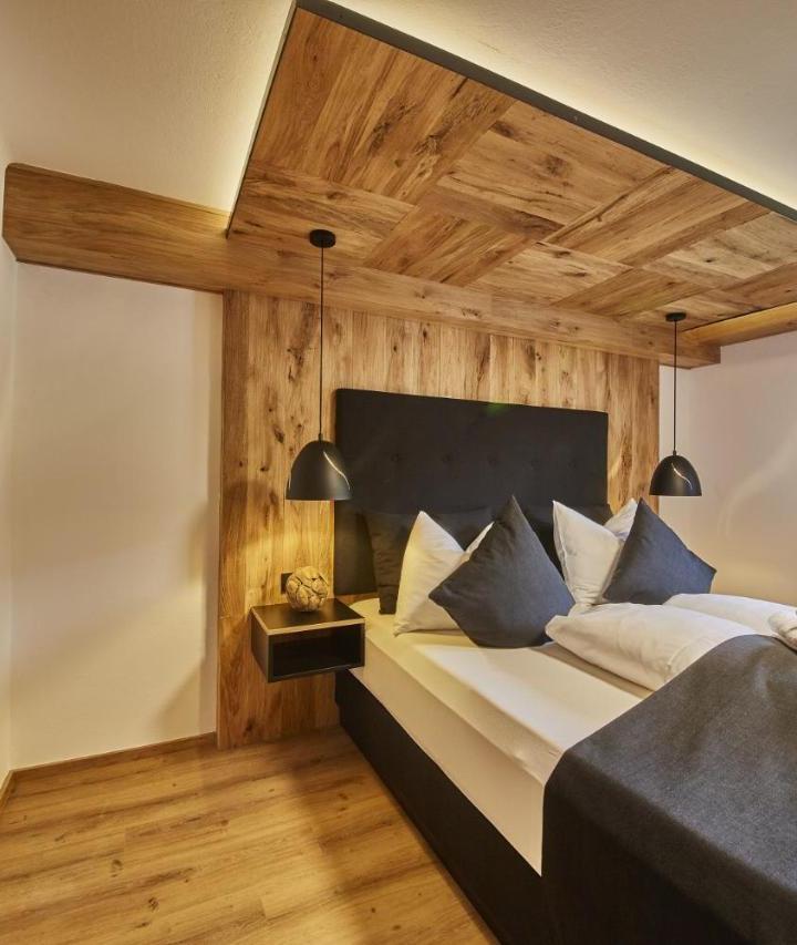 Two-Bedroom Deluxe Apartment with Balcony (1 large bed) - Free WiFi – Chalet Wallehen by We Rent, Ski-In & Ski-Out