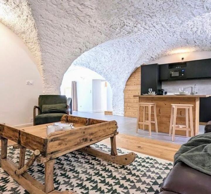 Three-Bedroom Apartment (1 large bed) - Free WiFi – La Fontaine de L'alpe D'huez Gite And SPA