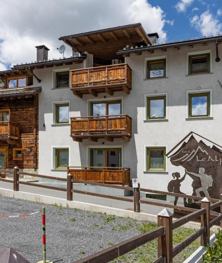 Superior One-Bedroom Apartment with Balcony (1 sofa bed, Bedroom#1: 1 extra-large double bed) - Free WiFi – Rock Mountain Planet Suite House