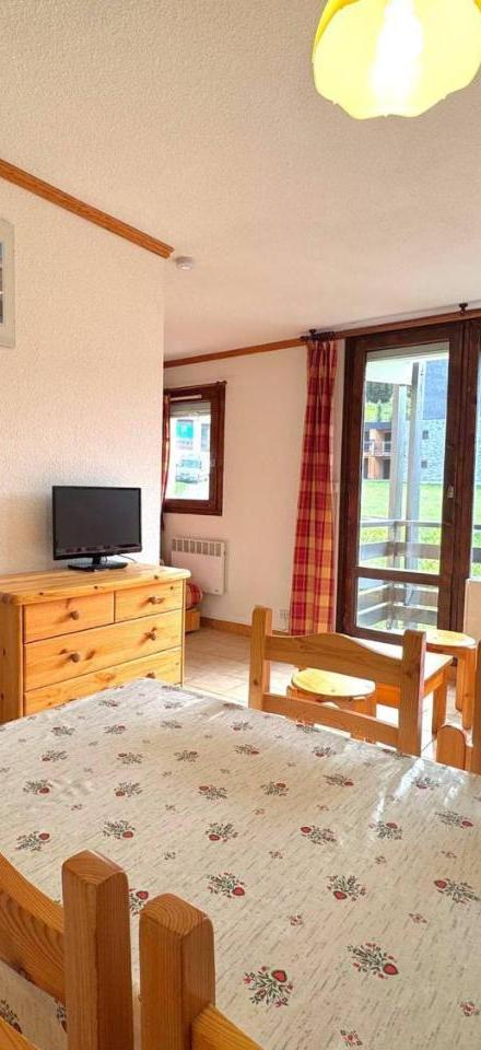 Studio (Bedroom#1: 1 double bed and 1 bunk bed) – Studio Cabine Pour 4 Pers. Avec Vue Sur Pistes - Fr-1-452-55