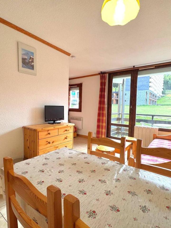 Studio (Bedroom#1: 1 double bed and 1 bunk bed) – Studio Cabine Pour 4 Pers. Avec Vue Sur Pistes - Fr-1-452-55