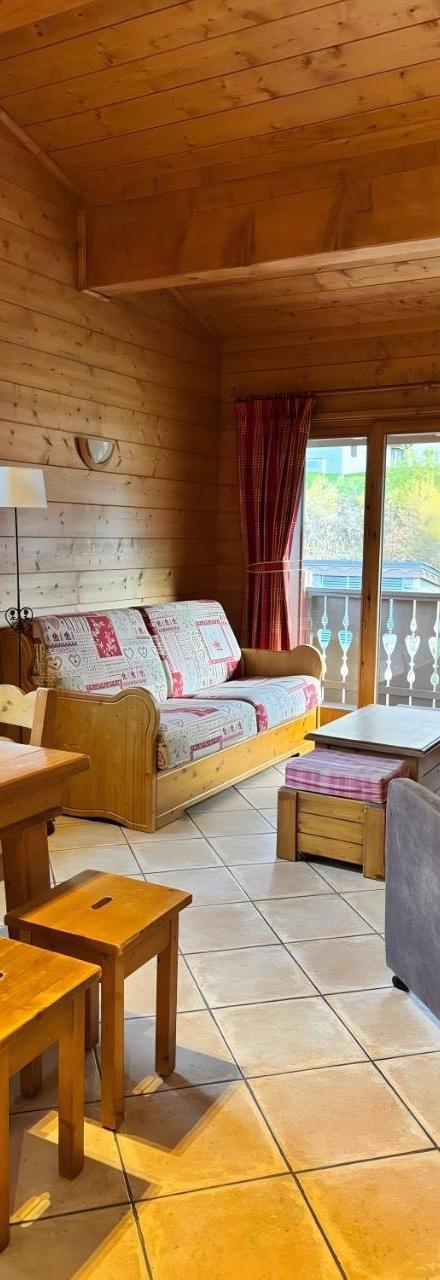 Three-Bedroom Premium Apartment with Balcony (1 double bed) - Free WiFi – Appartement Airelles B25