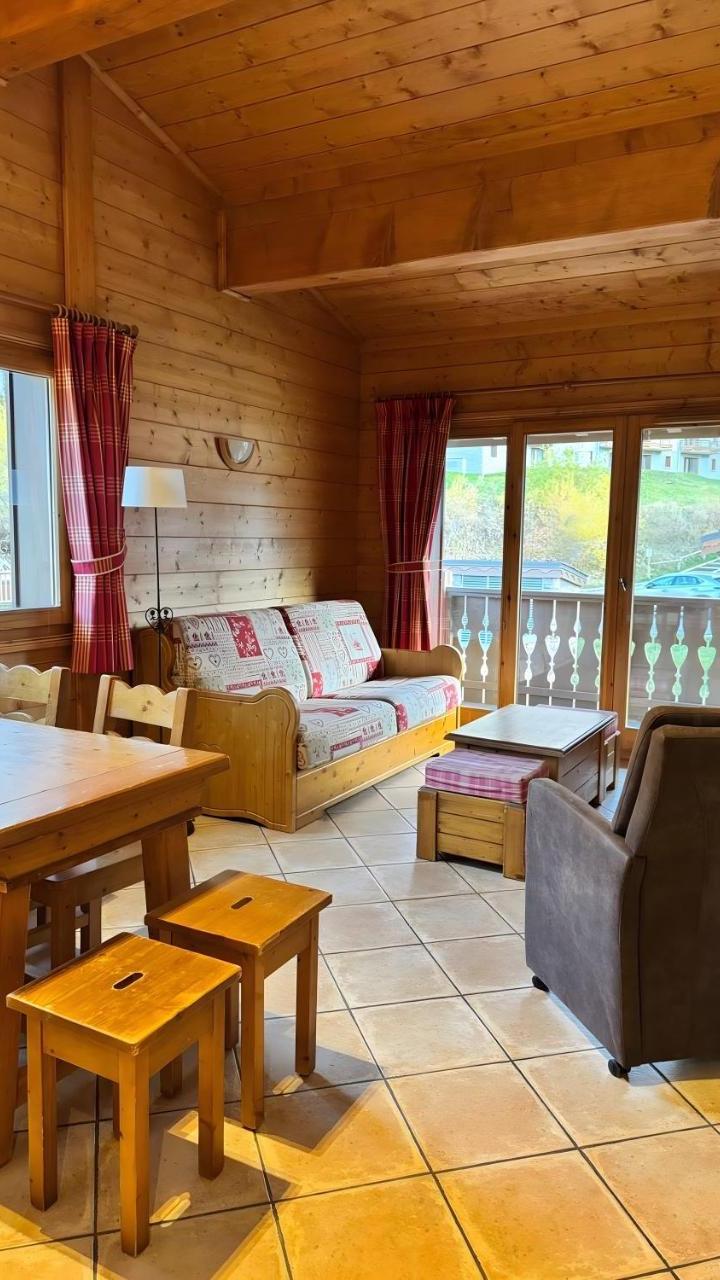 Three-Bedroom Premium Apartment with Balcony (1 double bed) - Free WiFi – Appartement Airelles B25