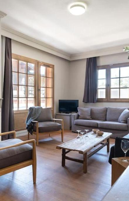 Five-Bedroom Premium Apartment (1 large bed) - Free WiFi – Appartement 8 Personnes Dans Chalet Prive, Piscine, Ski in