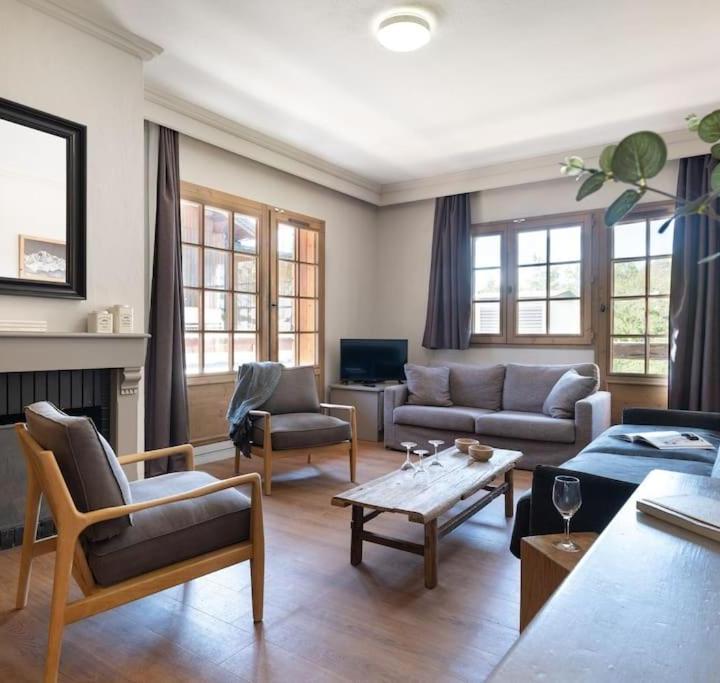 Five-Bedroom Premium Apartment (1 large bed) - Free WiFi – Appartement 8 Personnes Dans Chalet Prive, Piscine, Ski in