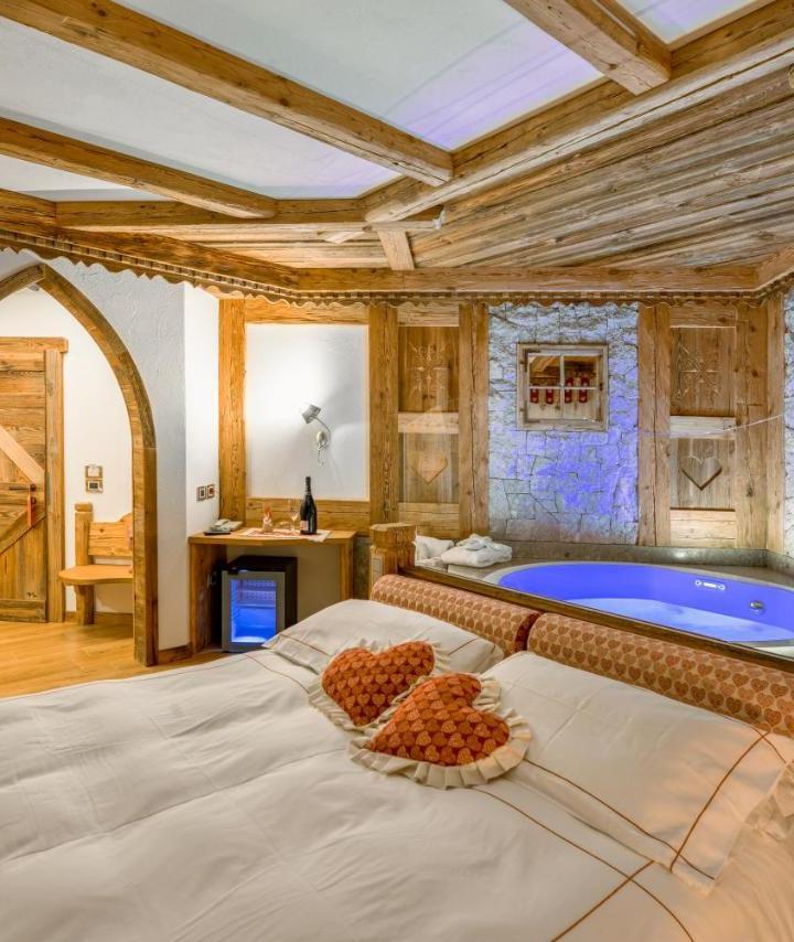 Deluxe Suite with Spa Bath (1 large bed) - Free WiFi – Chalet Pineta Relax Location