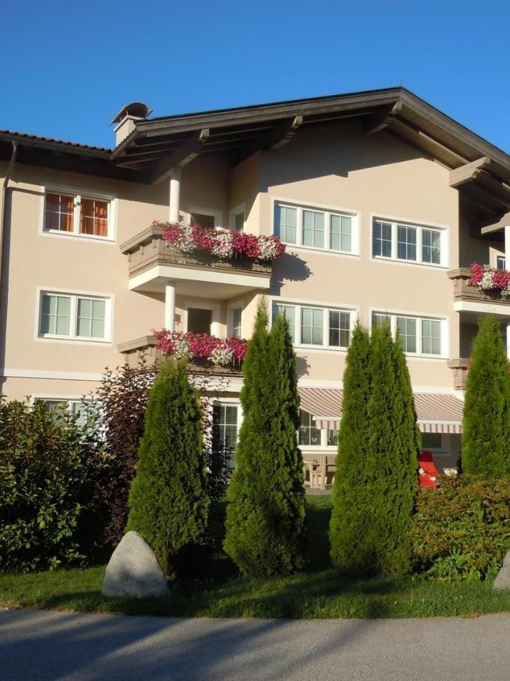 Two-Bedroom Apartment with Balcony (Bedroom#1: 1 extra-large double bed, Bedroom#2: 2 large beds) - Free WiFi – Appartements Oberhauser