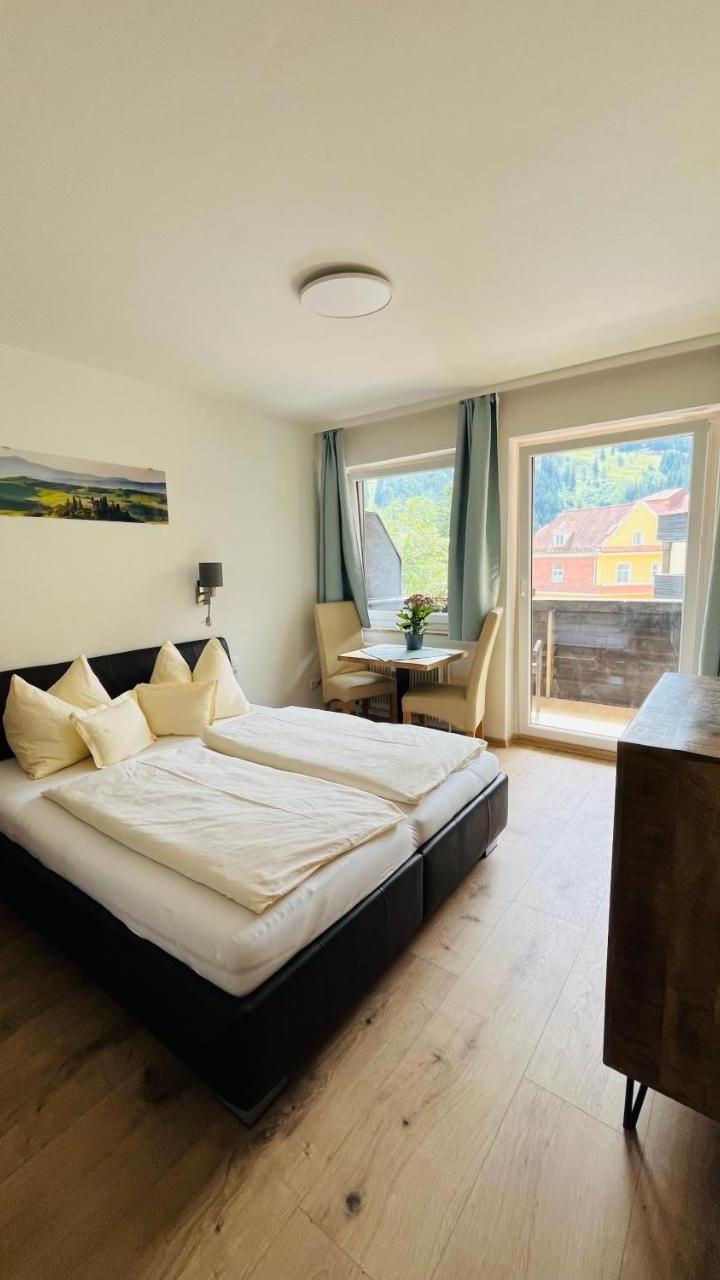 One-Bedroom Apartment with Balcony and Mountain View (1 large bed) - Free WiFi – Apartment Gastein 3