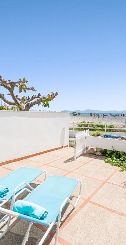 Apartment Just on the Beach in Port Alcudia – billede 1