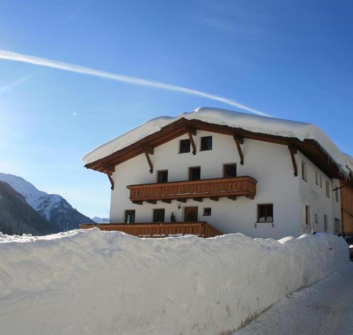 Deluxe Double Room with Shower (1 large bed) - Free WiFi – Haus Am Kirchhof