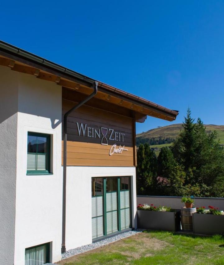 Three-Bedroom Apartment (1 sofa bed, Bedroom#1: 1 extra-large double bed, Bedroom#2: 1 extra-large double bed and 1 sofa bed, Bedroom#3: 1 extra-large double bed and 1 sofa bed) - Free WiFi – Weinzeit Chalet