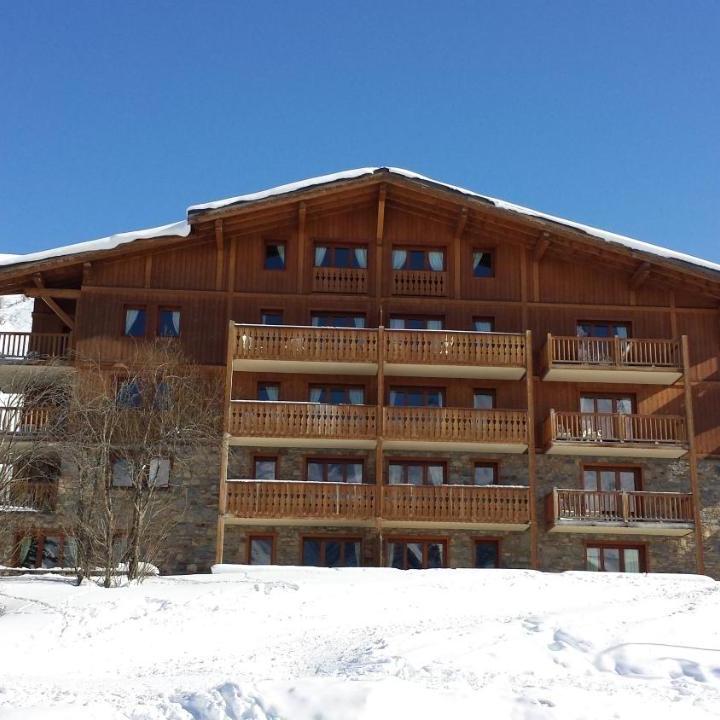 Three-Bedroom Premium Apartment with Balcony (2 sofa beds, Bedroom#1: 2 single beds, Bedroom#2: 2 single beds, Bedroom#3: 2 single beds) - Free WiFi – Les Airelles A21