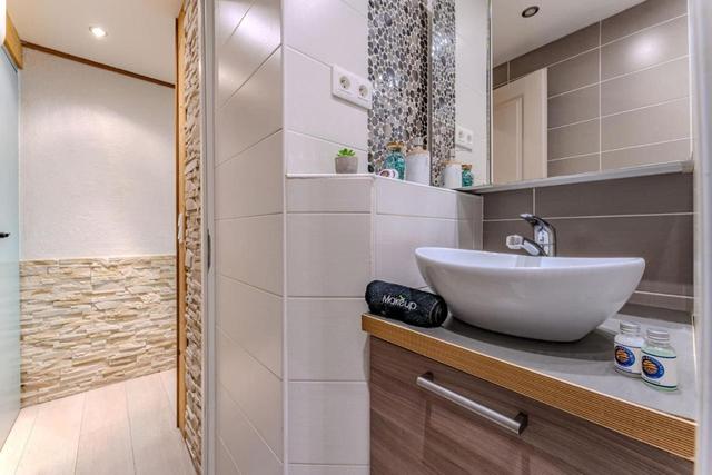 Spacious Ski-In Out Apartment with Mountain Views – billede 10