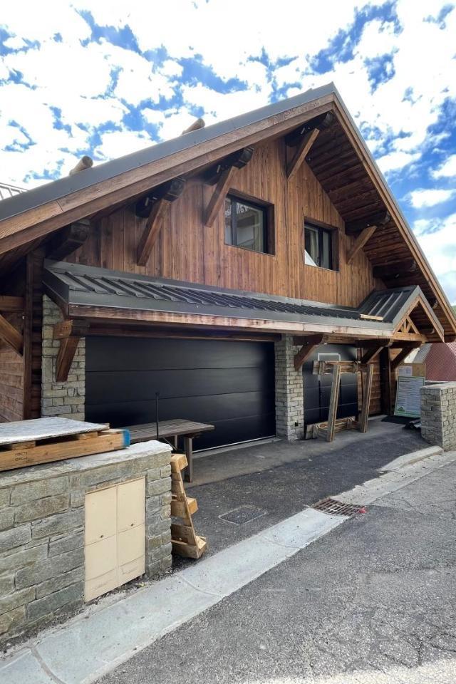 Homency - Chalet White Stone Neige Et Soleil – billede 9