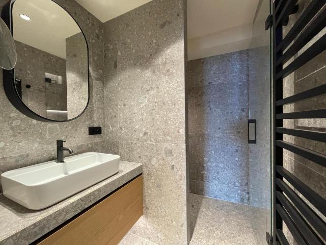 Homency - Chalet White Stone Neige Et Soleil – billede 10