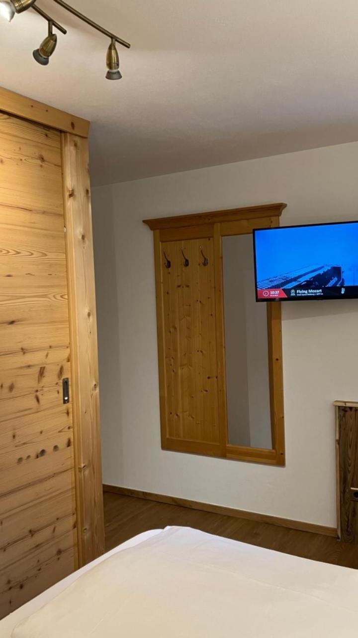 One-Bedroom Apartment with Balcony (1 extra-large double bed) - Free WiFi – Haus Berge Appartements