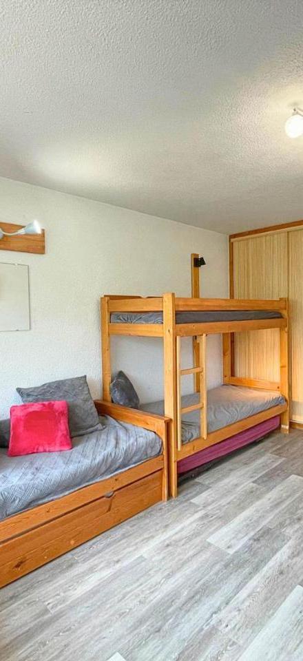 Studio (Bedroom#1: 3 single beds and 1 bunk bed) – Studio Economique Pour 4 Avec Balcon Expose Sud Aux Menuires, Animaux Admis - Fr-1-452-99