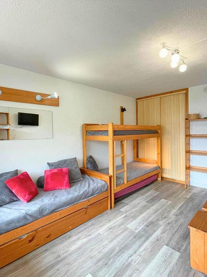 Studio (Bedroom#1: 3 single beds and 1 bunk bed) – Studio Economique Pour 4 Avec Balcon Expose Sud Aux Menuires, Animaux Admis - Fr-1-452-99