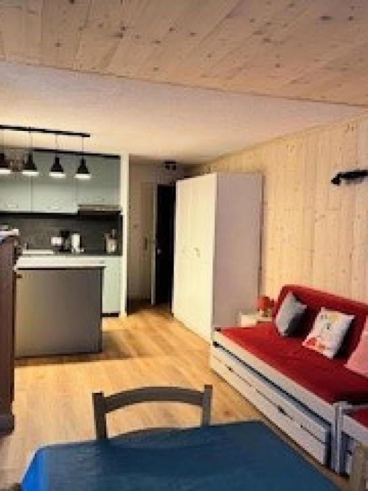 Studio – Residence Trois Vallees - Studio Pour 3 Personnes a Proximite Des Commerces . Mae-7764