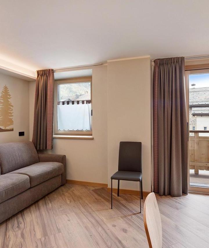 Superior One-Bedroom Apartment with Balcony (Bedroom#1: 1 sofa bed and 1 large bed) - Free WiFi – Wood Mountain Planet Suite House