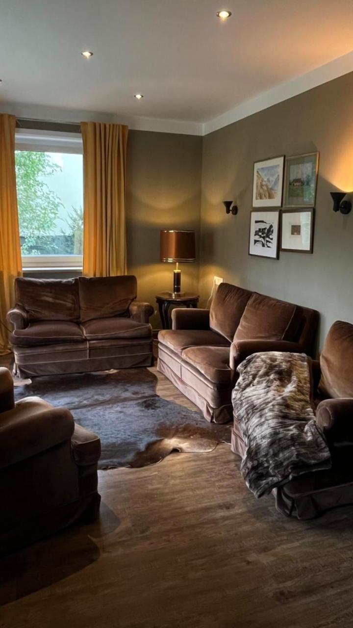 Double Room with Private External Bathroom (Bedroom#1: 1 extra-large double bed) - Free WiFi – The Dorn Apartments