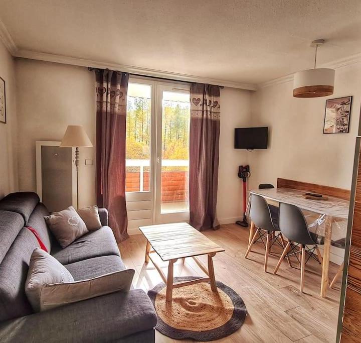 One-Bedroom Apartment (1 sofa bed, Bedroom#1: 2 single beds) – Les Bergers Au Pied Des Pistes & Piscine -Sauna & Balcon Sud