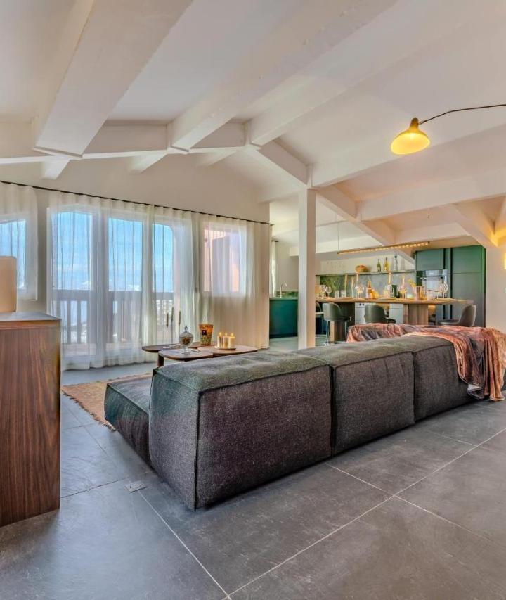 Three-Bedroom Deluxe Apartment (1 double bed) – Luxury Penthouse with Mountain View & Fireplace