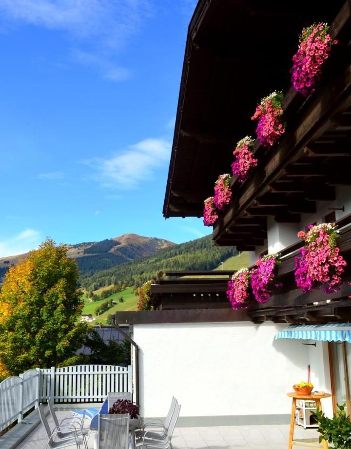 Double Room with Extra Bed and Balcony (1 extra-large double bed and 1 sofa bed) - Free WiFi – Skiferie på Pension Vier Jahreszeiten - Klassisk Østrigsk charme