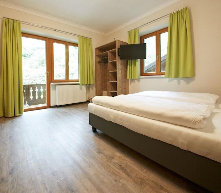 House, 5 Bedrooms (Holiday Lodge) (3 Double Beds and 5 Twin Bunk Beds) – Holiday Lodge Central